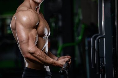 Kas yakışıklı atletik vücut geliştirmeci fitness model afte poz