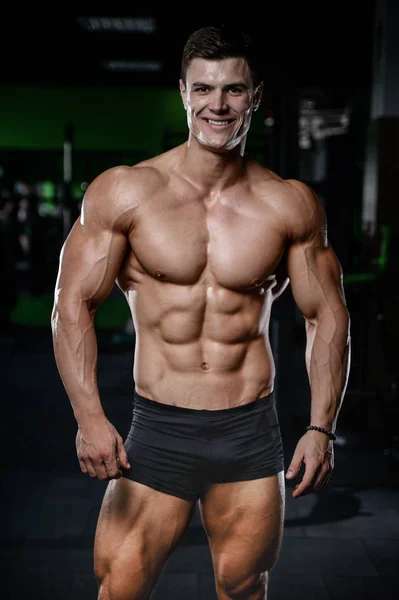 Muscular handsome athletic bodybuilder fitness model posing afte — Stock Photo, Image