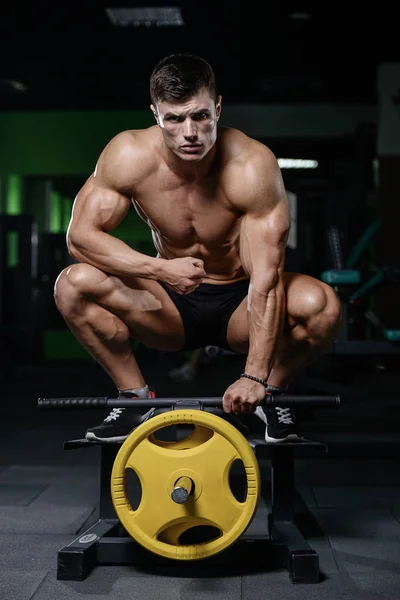 Musculoso guapo atlético culturista fitness modelo posando afte —  Fotos de Stock