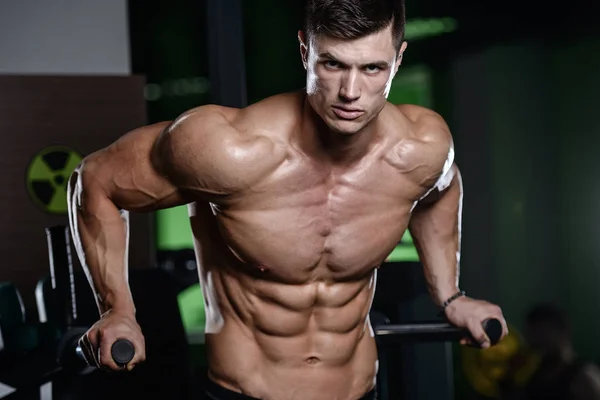 Muskulös gut aussehend athletisch Bodybuilder Fitness-Modell posiert achtern — Stockfoto