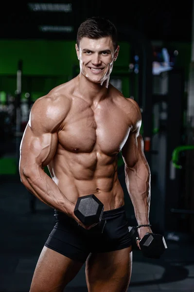 Muscular handsome athletic bodybuilder fitness model posing afte — Stock Photo, Image