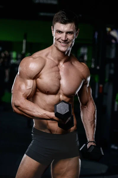 Muskulös gut aussehend athletisch Bodybuilder Fitness-Modell posiert achtern — Stockfoto
