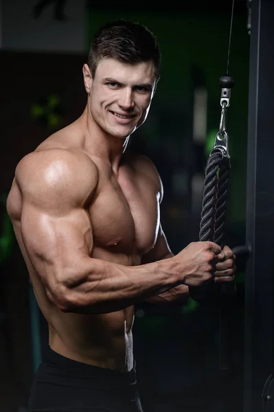 Muscular bonito atlético fisiculturista modelo de aptidão posando afte — Fotografia de Stock