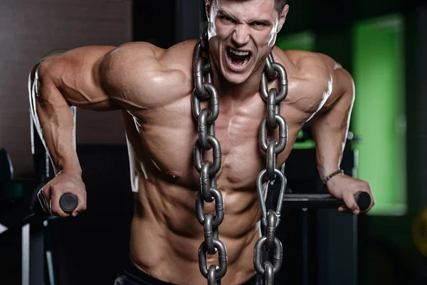 Musculoso guapo atlético culturista fitness modelo posando afte — Foto de Stock