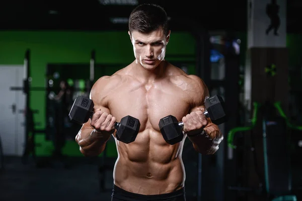 Musculoso guapo atlético culturista fitness modelo posando afte — Foto de Stock