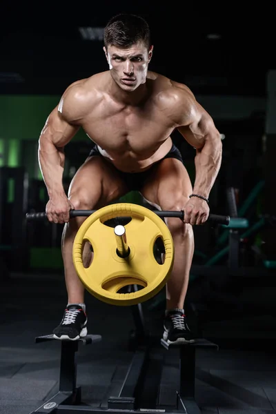 Modell for muskelkjekk atletisk kroppsbygger som poserer i fleng – stockfoto
