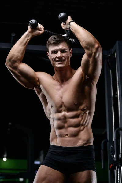 Muskulös handsome athletic bodybuilder fitness modell poserar afte — Stockfoto