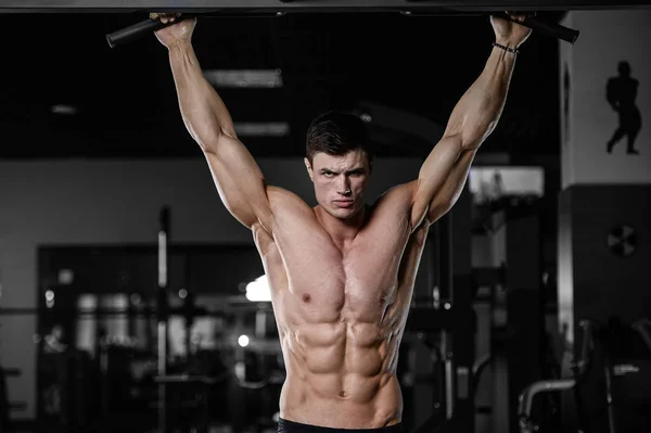 Musclé beau modèle de fitness bodybuilder athlétique posant afte — Photo