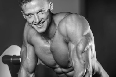 Spor salonu zemin üzerine yakışıklı bir adam portresi