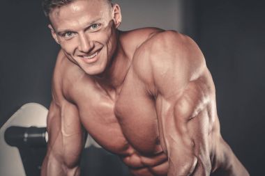 Spor salonu zemin üzerine yakışıklı bir adam portresi