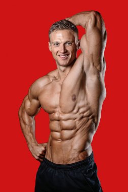 Beyaz seksi fitness modeli ab kadar yakın spor salonu