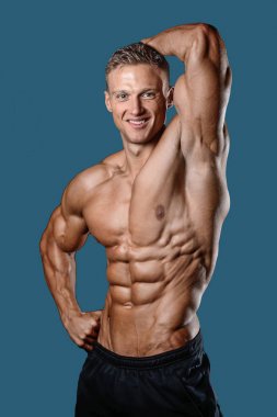 Beyaz seksi fitness modeli ab kadar yakın spor salonu