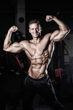 Diyet eğitim kas pompalama yakışıklı güç atletik erkek