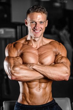 Acımasız beyaz yakışıklı fitness erkekler diyet eğitim triceps g