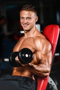 Diyet eğitim kas pompalama yakışıklı güç atletik erkek