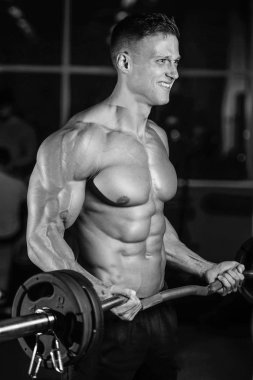 Diyet eğitim kas pompalama yakışıklı güç atletik erkek