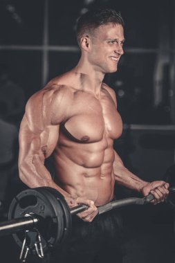 Diyet eğitim kas pompalama yakışıklı güç atletik erkek