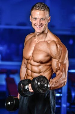 Diyet eğitim kas pompalama yakışıklı güç atletik erkek