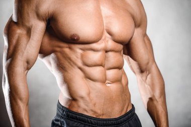 Beyaz seksi fitness modeli ab kadar yakın spor salonu