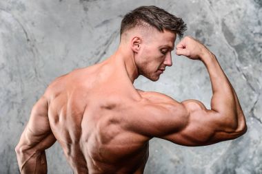 Diyet eğitim kas pompalama yakışıklı güç atletik erkek