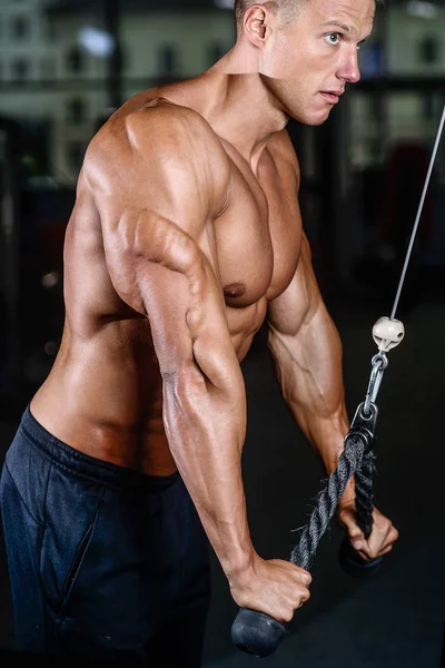 Brutal caucasian handsome fitness men on diet training triceps g — Stock Photo, Image