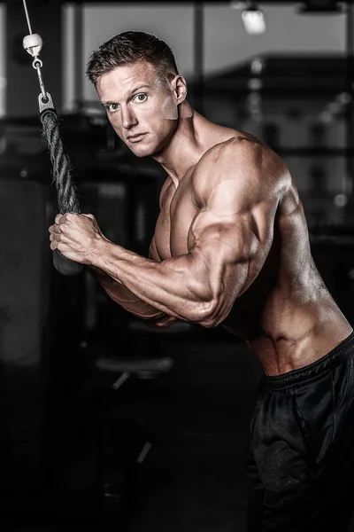 Brutal caucasian handsome fitness men on diet training triceps g — Stock Photo, Image