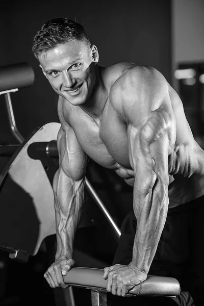 잔인 한 백인 잘생긴 피트 니스 남자 다이어트 훈련 삼각 근 g — 스톡 사진