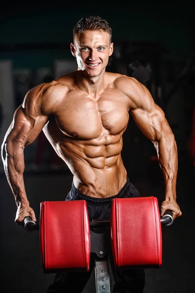 Brutale kaukasische gut aussehende Fitness-Männer auf Diät-Training Trizeps g — Stockfoto