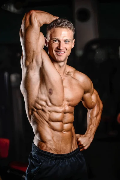 Kaukasiska sexiga fitness modell i gym nära upp ab — Stockfoto