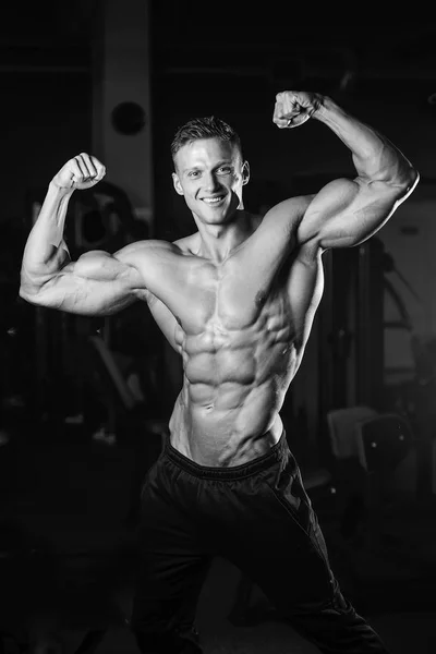 Handsome power athletic man on diet training pumping up muscles — Stock Photo, Image