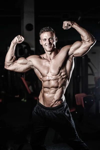 Szép teljesítmény sportos férfi diéta képzés szivattyúzás fel izmok — Stock Fotó
