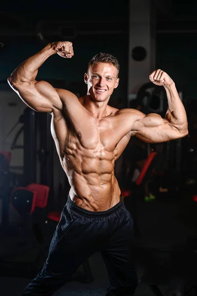 Diyet eğitim kas pompalama yakışıklı güç atletik erkek — Stok fotoğraf