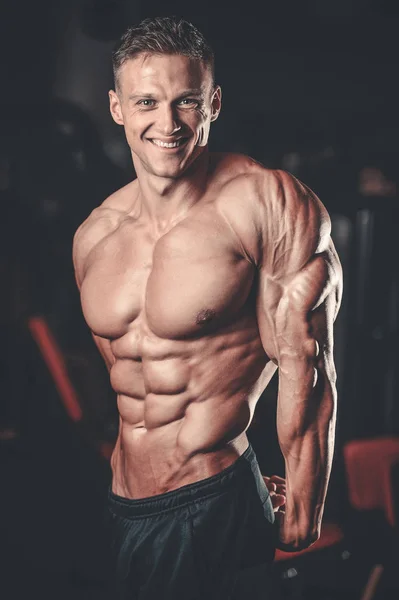 Kaukasiska sexiga fitness modell i gym nära upp ab — Stockfoto