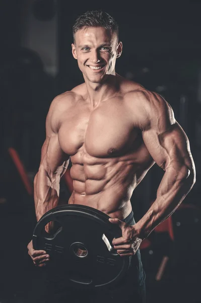 Caucasian sexy fitness model in gym close up ab — Stock Photo, Image