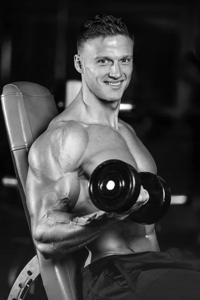 Handsome power athletic man on diet training pumping up muscles — Stock Photo, Image