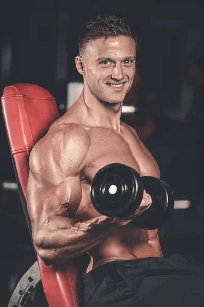 Guapo poder atlético hombre en la dieta de entrenamiento bombeo de los músculos — Foto de Stock