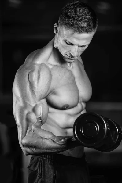 Knappe macht atletische man op dieet opleiding oppompen van spieren — Stockfoto