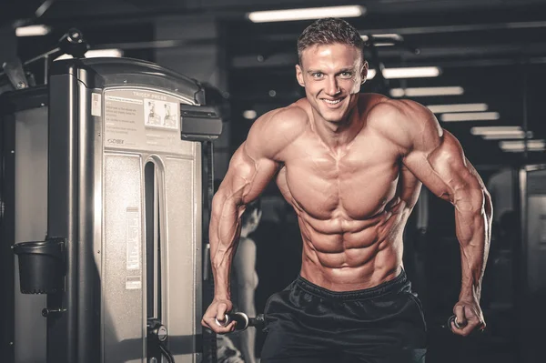 Brutální kavkazské hezký fitness mužů na stravu trénink triceps g — Stock fotografie