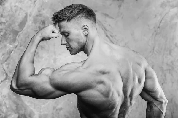 Guapo poder atlético hombre en la dieta de entrenamiento bombeo de los músculos — Foto de Stock