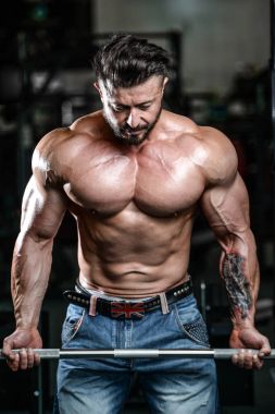 Diyet eğitim kas pompalama yakışıklı güç atletik erkek