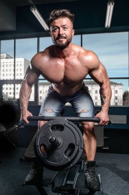 Yakışıklı güç atletik erkek diyet kadar sırt kas pompalama eğitim
