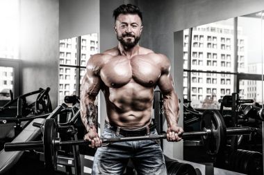 Diyet eğitim kas pompalama yakışıklı güç atletik erkek