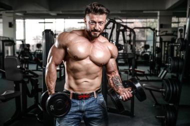 Diyet eğitim kas pompalama yakışıklı güç atletik erkek