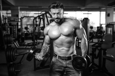 Diyet eğitim kas pompalama yakışıklı güç atletik erkek