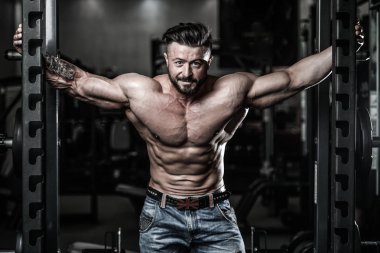 Uzağa arıyorsunuz kas gömleksiz manken seksi portresi