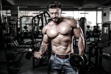 Diyet eğitim kas pompalama yakışıklı güç atletik erkek