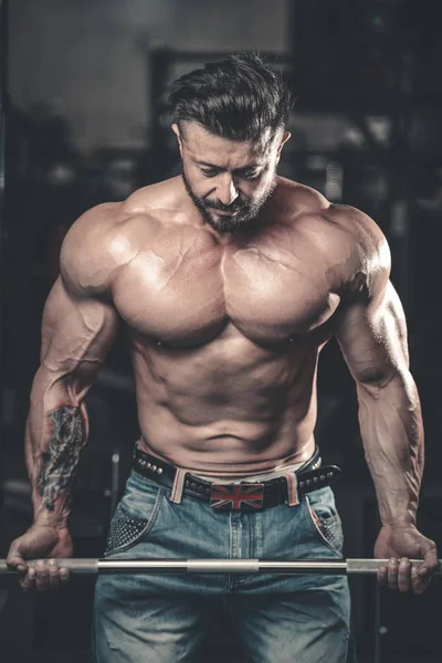 Όμορφος δύναμη Αθλητικός άνδρας στην διατροφή εκπαίδευση άντληση τους μυς — Φωτογραφία Αρχείου