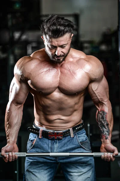 Diyet eğitim kas pompalama yakışıklı güç atletik erkek