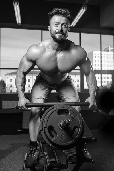 Yakışıklı güç atletik erkek diyet kadar sırt kas pompalama eğitim