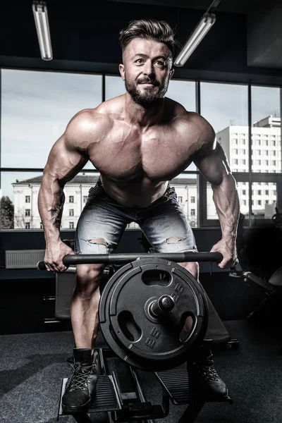 Guapo poder atlético hombre dieta entrenamiento bombeo hasta la espalda músculo — Foto de Stock